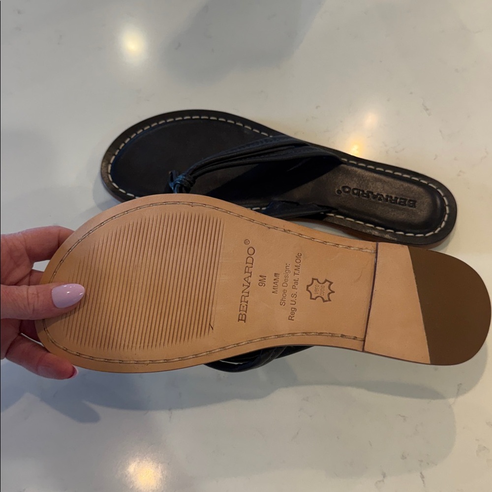 Bernardo Miami Black Leather Thong Sandals Size 9M Genuine Leather - Picture 3 of 4
